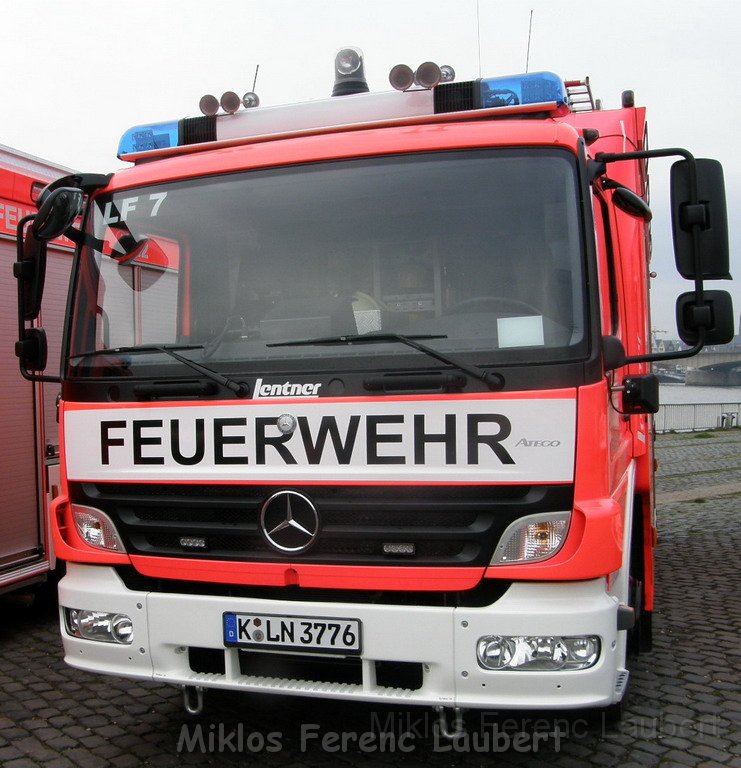 Neue LF`s fuer Koeln Uebergabe in Koeln Deutz an den Wachen  P013.JPG